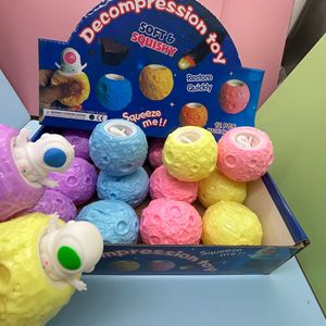 Juguete Antiestrés de Plástico con Diseño de Astronauta y Luna, Novedad en Venta al por Mayor - Product Image 2