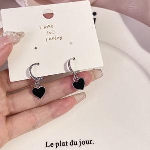 Pendientes de tuerca de <span class=keywords><strong>verano</strong></span> para mujer Sweet Cool Dark Black Love, Nueva joyería de aleación de gama alta a la moda con diseño de nicho y hebilla - Product Image 4