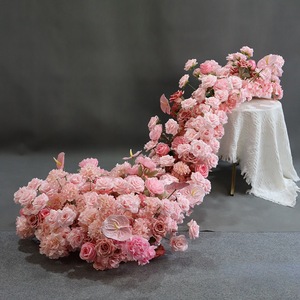 Chemin de table en roses artificielles pour la décoration de scène, de fête, de banquet ou comme centre de table - Product Image 1