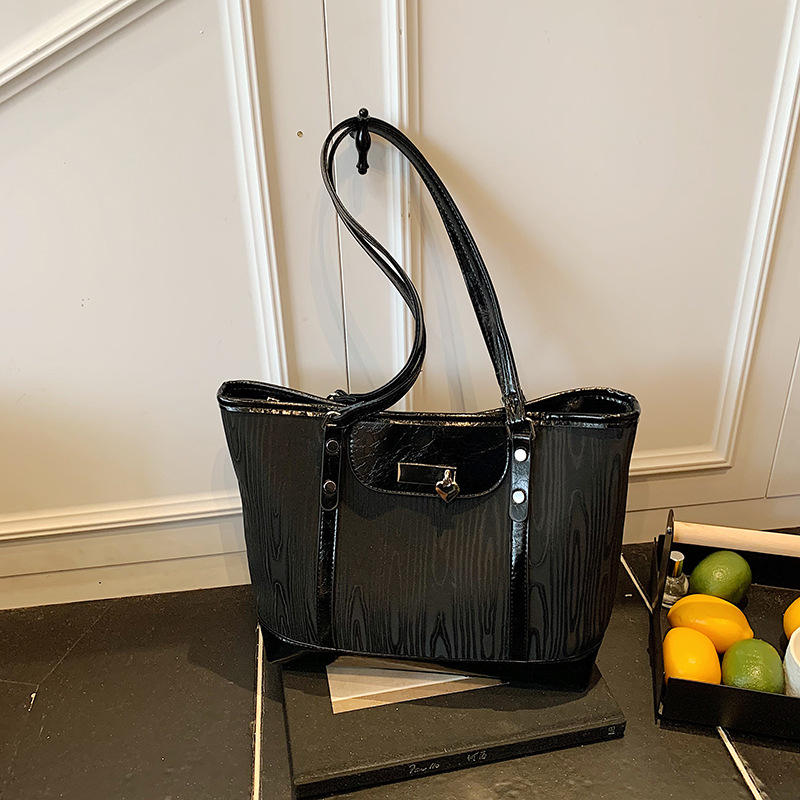 Black without pendant