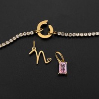 eManco Breloque Lettre Cursive Plaqué Or avec Cristal Rose Carré Amovible, Bijou DIY Multi-Breloques Pierre de Naissance