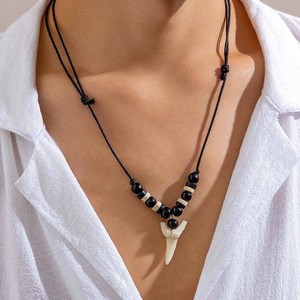 Collier ajustable <span class=keywords><strong>en</strong></span> perles de bois personnalisées pour hommes, pendentif dents de requin, bijoux masculins - Product Image 3