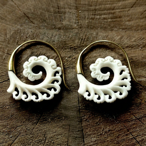 Pendientes de Hueso Hechos a Mano, Ecológicos, Arte Moderno y Joyería Coleccionable para Mujer - Product Image 1