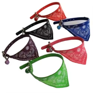 Köpekler ve Kediler için Özelleştirilebilir PU Üçgen Bandana Evcil Hayvan Boyunlukları Baskılı Desen - Product Image 4