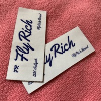 Étiquette tissée thermocollante bleu marine à bords nettoyés avec logo, étiquette de vêtement thermocollante haute densité pour ceinture