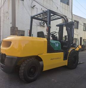 Montacargas Usado Diésel Komatsu TCM Heli FD2.5/3/4/5/7/10/15/16/25/30 Toneladas FD50-7 con Tres Maestros en Shanghái en Venta - Product Image 2