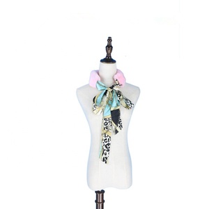 Collier en <span class=keywords><strong>fourrure</strong></span> de lapin Rex véritable avec écharpe imprimée en satin - Product Image 3