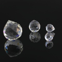 Vente en gros de boules prismatiques en verre de cristal décoratives, écologiques, personnalisables en couleur, de différentes tailles, pour lustres et décoration intérieure