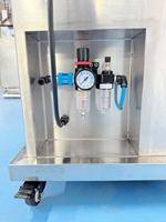 Ligne de production de remplissage de liquide de parfum semi-automatique à 4 buses pour l'emballage de l'eau et du verre dans la fabrication de parfums
