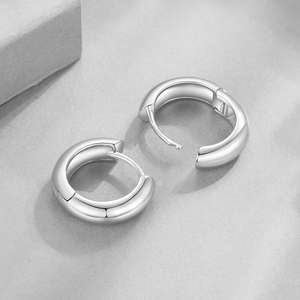 Pendientes Huggie con Baño de Rodio, Diseño Clásico Redondo, Joyería Unisex, Accesorio de Moda - Product Image 2