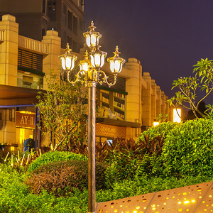 Lampadaire de jardin en laiton à double tête avec abat-jour en verre, lumière LED blanc chaud 2700K, IP66, détecteur de mouvement, alimentation solaire, garantie 10 ans - Product Image 6