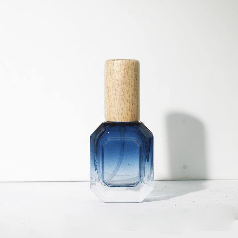 Botella degradada azul + boquilla plateada + tapa de madera de haya