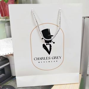 ออกแบบโลโก้ตามสั่ง ถุงของขวัญสุดหรูสำหรับเสื้อผ้า บรรจุภัณฑ์กระดาษแข็งสีขาว หูหิ้วริบบิ้น สีตามสั่ง - Product Image 5