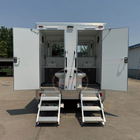 Remorque WC portable d'extérieur de 4m, à double compartiment, avec stations de lavage des mains, design ferme, en acier