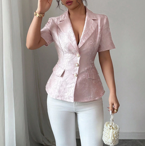 Giacca da Ufficio da Donna Rosa in Jacquard, Aderente, a Maniche Corte, con Risvolto a Tacca e Bottoni in Perla, con Cintura in Vita - Product Image 4