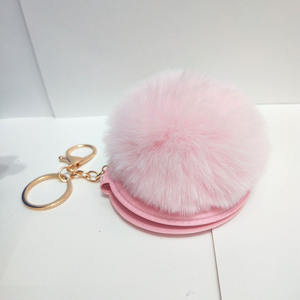 Miroir de maquillage double face pliable portable <span class=keywords><strong>en</strong></span> gros, avec <span class=keywords><strong>pompon</strong></span> <span class=keywords><strong>en</strong></span> <span class=keywords><strong>fourrure</strong></span>, à suspendre au sac à main ou comme porte-clés - Product Image 5