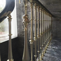 Rampe d'escalier moderne intérieure sur mesure réglable, montée au sol, avec balustres en aluminium et poteaux en bois, résistante à la rouille, pour projet complet