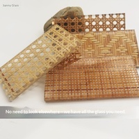 Paravent en verre transparent avec panneaux artistiques entrelacés en bambou et rotin, design minimaliste, luxe léger, cadre métallique étroit pour mur