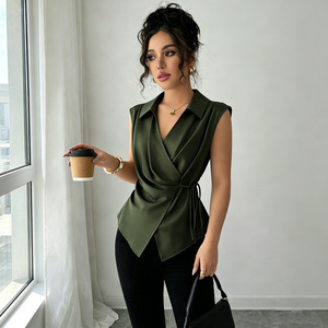 Elegante Blusa de Satén sin Mangas para Mujer con Cuello Camisero y Detalle de Cinturón para Uso en la Oficina - Product Image 4