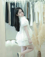 Ensemble haut blanc style poupée à boutons recouverts et jupe plissée, style Vietnamien, décontracté chic, col Peter Pan, mini-short à pois, respirant