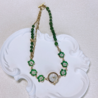 Collier pendentif montre en jaspe vert style décontracté, élégant et tendance pour femme, avec perles et alliage carré en cristal rose haut de gamme