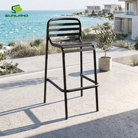 Tabouret de bar extérieur contemporain Sunland, résistant à l'eau, avec structure en aluminium, idéal pour les bistrots, cafés et hôtels.
