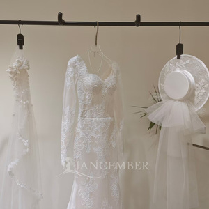 LY122 Robe de mariée sirène moderne et élégante, coupe ajustée, avec décolleté cœur, broderie florale en dentelle, appliques de cristaux, manches longues et traîne chapelle - Product Image 5