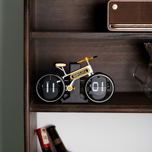 Horloge à bascule sur le thème du vélo, élégante décoration de bureau et de maison, cadeau personnalisé avec support – Vente en gros - Product Image 1