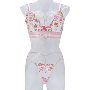 <span class=keywords><strong>2026</strong></span> Nieuwe Mode Transparante Roze Kant Cosplay Lingerie Set Sexy See-Through BH Hartgesp G-string Dames Feest Nachtkleding Intiem - Product Image 6