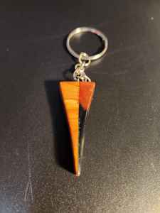 Porte-clés élégants en résine et en bois, fabriqués à partir de bois naturel et de résine, accessoire artisanal élégant pour un usage quotidien - Product Image 3