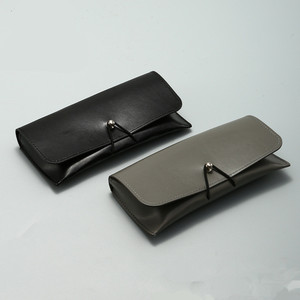Étui à lunettes souple en cuir PU noir et gris unisexe personnalisé avec logo et cordon - Product Image 1