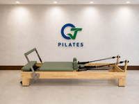 Reformer Pilates à rail fixe en bois de chêne vert sauge pour des mouvements conscientes, un bien-être inspiré de la nature et des étirements corporels