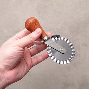 ชุดที่ตัดพิซซ่า 3 ชิ้น ด้ามไม้ พร้อมใบมีดสแตนเลส สำหรับตัดเค้ก ขนมอบ พิซซ่า และอุปกรณ์ทำขนม - Product Image 2