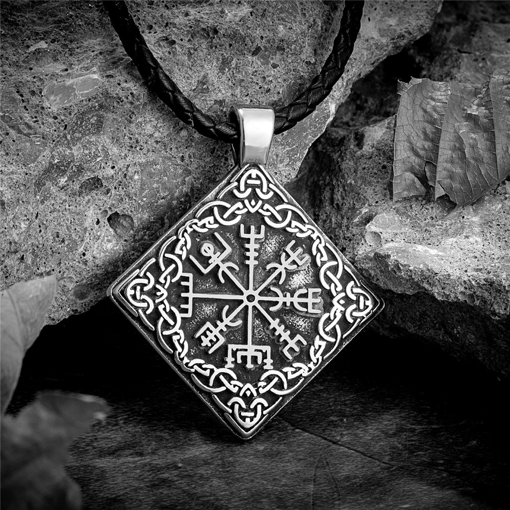 Collier avec pendentif et cordon en cuir 1