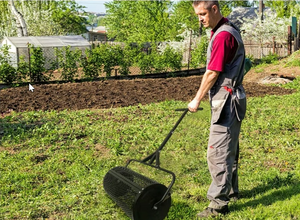 Customizable Steel Roller Spreader Easy to Assemble Mesh Compost Spreader for Lawn and Garden <strong>Topsoil</strong> - Product Image 6