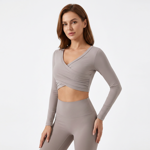 T-shirt de sport pour femme à col en V, manches longues et coupe ajustée, respirant, haut court pour la course et le fitness, couleur unie, logo sur le devant - Product Image 5