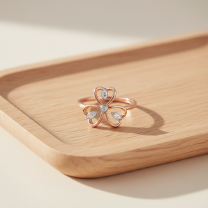 แหวนดอกโคลเวอร์แฮนด์เมดคุณภาพสูง ดีไซน์เรียบหรู ประดับเพชรแท้ธรรมชาติ ทองคำแท้ 18K สีโรสโกลด์ ขายส่ง - Product Image 6