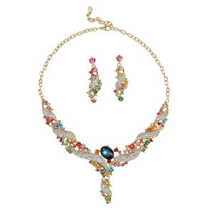 Set di Gioielli da Sposa da Donna di Alta Qualità in Lega d'Oro e Zirconi all'Ingrosso con Orecchini a Strati Asimmetrici alla Moda Idee Regalo per Feste di Matrimonio - Product Image 5