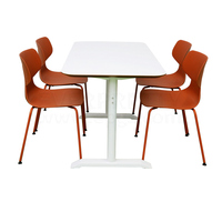 Tables et chaises en ciment d'extérieur, ensemble de table et de chaises en plastique blanc d'extérieur. Table et chaises portables d'extérieur