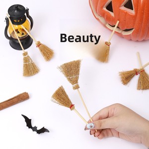 Escoba de Bruja de Plástico para Halloween con Decoraciones Artesanales de Hierba de Pampas - Product Image 2