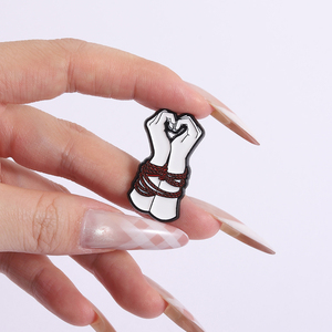 Trâm cài hình trái tim bị trói, ghim men sáng tạo, biểu tượng tình yêu ràng buộc, trâm cài kim loại hình trái tim, huy hiệu cài áo, trang sức bán buôn - Product Image 4