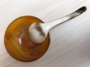 Bol en corne de buffle naturelle polie, fait main, avec cuillère assortie, vaisselle ethnique tribale, écologique, prix de gros - Product Image 2