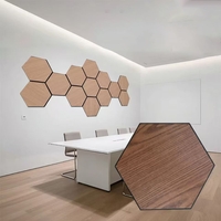 Panneau mural acoustique en PET à grain de bois écologique auto-adhésif, hexagone, en fibre de polyester, absorbant le son, carreaux muraux décoratifs OEM