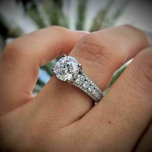 Anillo de Compromiso de Diamantes en Oro Blanco para Mujer F1663, Corte Brillante Redondo, Diamantes Laterales Naturales de Color G - Product Image 1