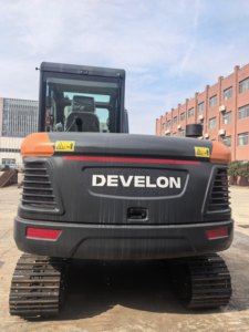 Miniexcavadora Doosan DX60D de 6 Toneladas para Trabajos de Paisajismo - Product Image 2