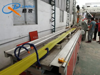 Ligne de production d'extrusion de profilés de bande d'étanchéité souple UPVC/WPC à double vis conique contrôlée par PLC Xinrui SJSZ80/156