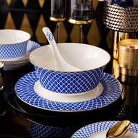 Service de table en porcelaine de luxe, motif géométrique bleu, bord doré, assiettes, bols, mariage, hôtel, style européen élégant
