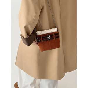 Sac seau en jean avec cordon de serrage en cuir et doublure intérieure pour femme - Product Image 4