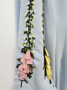 Vestido de noche Bettergirl en stock, colección Celebrity 2026, con bordado pesado, mangas acampanadas florales en 3D y falda larga maxi con vuelo completo. - Product Image 6