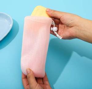 Bolsa de malla exfoliante Kami con cordón para limpieza corporal y facial - Product Image 4